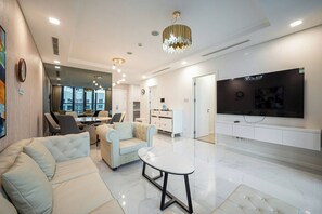 1 habitación, escritorio y espacio para trabajar con laptop 