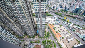 1 bedroom, desk, laptop workspace, blackout drapes - THE MANOR Centre Point (Ho Chi Minh City)