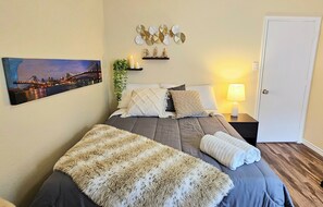 3 عدّة غرف نوم ومكواة/لوح كي وواي فاي وملاءات أسرّة