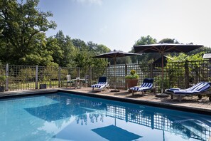 حمّام سباحة مُدفَّأ