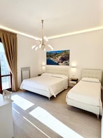 Classic Room | Desk, laptop workspace, soundproofing, cribs/infant beds