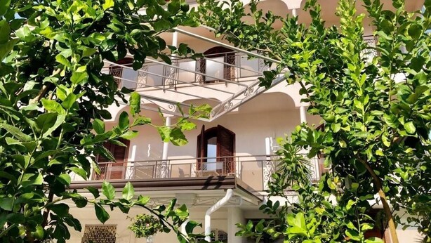 A multi-story building with balconies and a central entrance. - Villa Miriam (Gragnano)