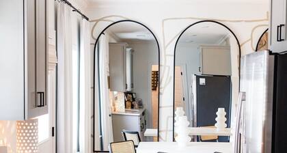 New! 1 mi to Um; 5 mins to sq; 3 en-suite king BRs; luxe