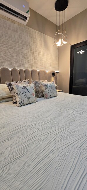 10 bedrooms, iron/ironing board, WiFi, bed sheets