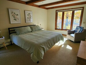 5 bedrooms, iron/ironing board, WiFi, bed sheets