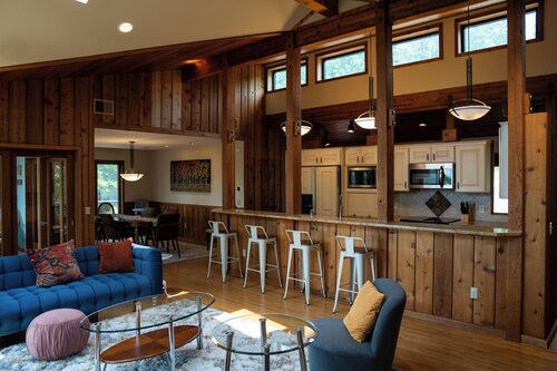 Oak Savanna // A one of a kind retreat 7 miles to Mayo Clinic, 5 bedroom, 3 bath