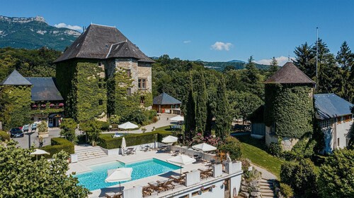 Chateau Authentique avec piscine dans les Vignes