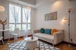 Deluxe-huoneisto, 1 makuuhuone, kaupunkinäköala | Oleskelualue | Älytelevisio