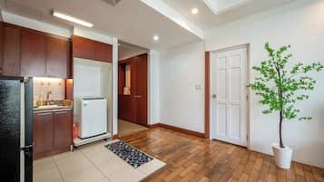 Apartamento Deluxe, 1 habitación, vistas a la ciudad | Cocina privada | Frigorífico, microondas, horno y placa de cocina