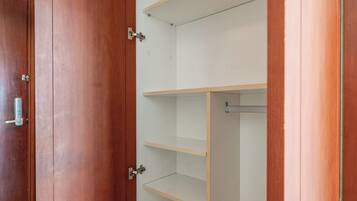 Une armoire en bois avec plusieurs étagères et une porte.