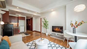 Apartamento luxo, 1 quarto, vista para a cidade | Área de estar | Smart TV