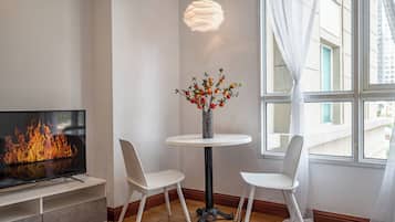 Apartamento luxo, 1 quarto, vista para a cidade | Área de estar | Smart TV