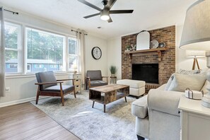 Living area - Travelers Rest Cottage off Swamp Rabbit Trail (Travelers Rest)