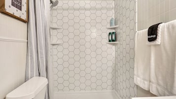 Douche, sĂšche-cheveux, serviettes fournies, savon
