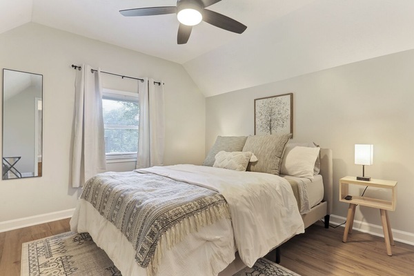 3 bedrooms, iron/ironing board, WiFi, bed sheets
