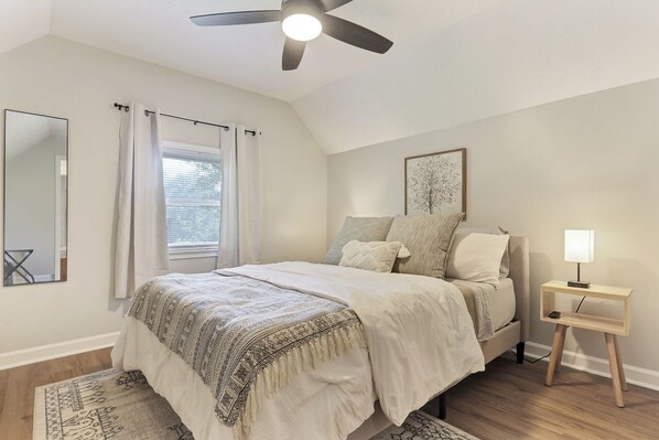3 bedrooms, iron/ironing board, WiFi, bed sheets