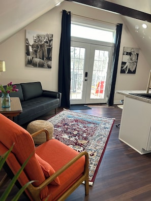 TV connectée, livres, médiathèque, chaîne hi-fi