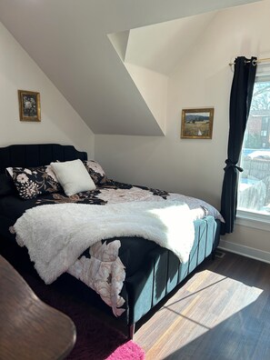 1 soverom, safe på rommet, strykejern/-brett og reiseseng for barn