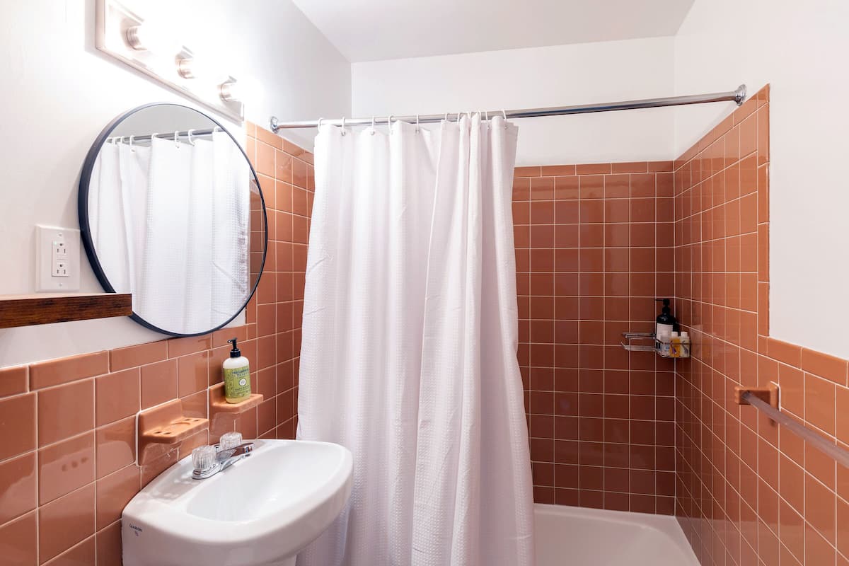 Duschwanne, kostenlose Toilettenartikel, Haartrockner, Handtücher