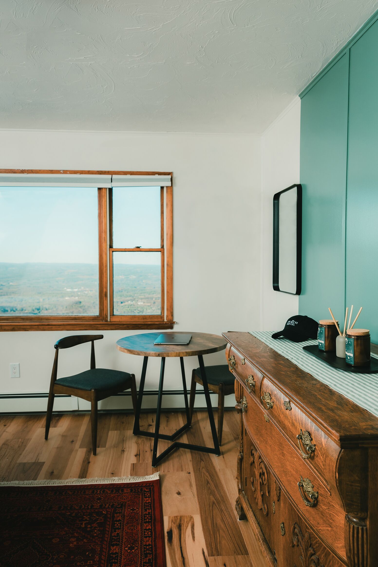 Luxe beddengoed, een bureau, babybedden, extra bedden