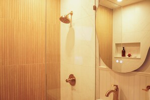 Panorama tweepersoonskamer, uitzicht op bergen | Badkamer | Een bad/douchecombinatie, gratis toiletartikelen, een haardroger