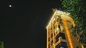 A multi-story building with balconies and a well-lit exterior. - Danxia Mountain Fengqing Hostel (Renhua)