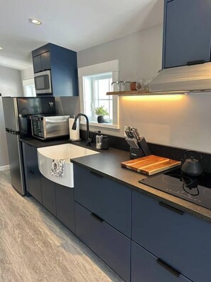 冷蔵庫、電子レンジ、オーブン、コンロ