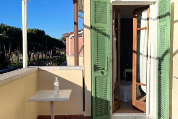 Property grounds - Elegant double room with balcony 500 mt from the sea (Marina di Carrara)