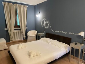 1 bedroom, WiFi, bed sheets - Elegant double room with balcony 500 mt from the sea (Marina di Carrara)