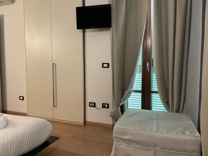 1 bedroom, WiFi, bed sheets - Elegant double room with balcony 500 mt from the sea (Marina di Carrara)