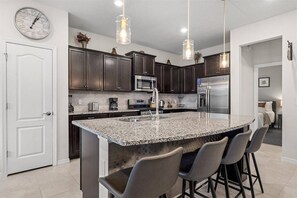 Microwave, dishwasher, high chair - 5 Bedrooms / 4 Bathrooms / Solterra (5489MO) (Davenport)