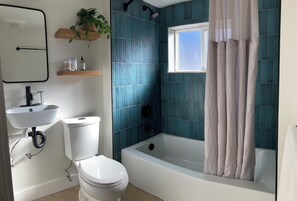 Hair dryer, towels, soap, toilet paper - Fresh Remodeled Cabin, perfect location near RMNP & downtown Estes Park Colorado (Estes Park)