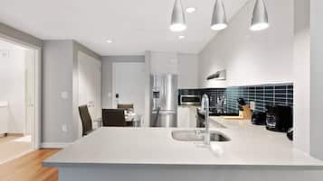 Deluxe Apartment, 2 Bedrooms, Non Smoking, Private Bathroom | Private kitchen | Full-sized fridge, microwave, oven, stovetop