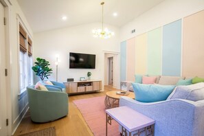 TV - The Holli's Sweet Retreat, 3BR by Velvet Ditch Villas (Oxford)