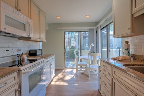 Charming 3-bedroom Villa with golf course and lagoon views in Shipyard!