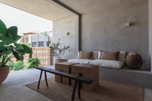Deluxe Room, 1 King Bed | Living area