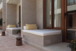 Quarto clássico, 1 cama King | Roupas de cama premium, edredons de pluma, camas Select Comfort