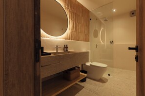 Camera Deluxe, 1 letto king | Bagno | Asciugacapelli, accappatoio, asciugamani, sapone