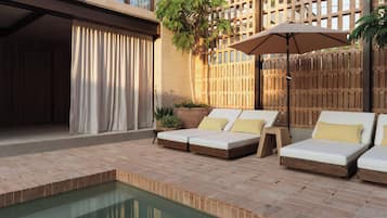 Piscina externa, funciona das 9h às 23h, guarda-sóis, espreguiçadeiras