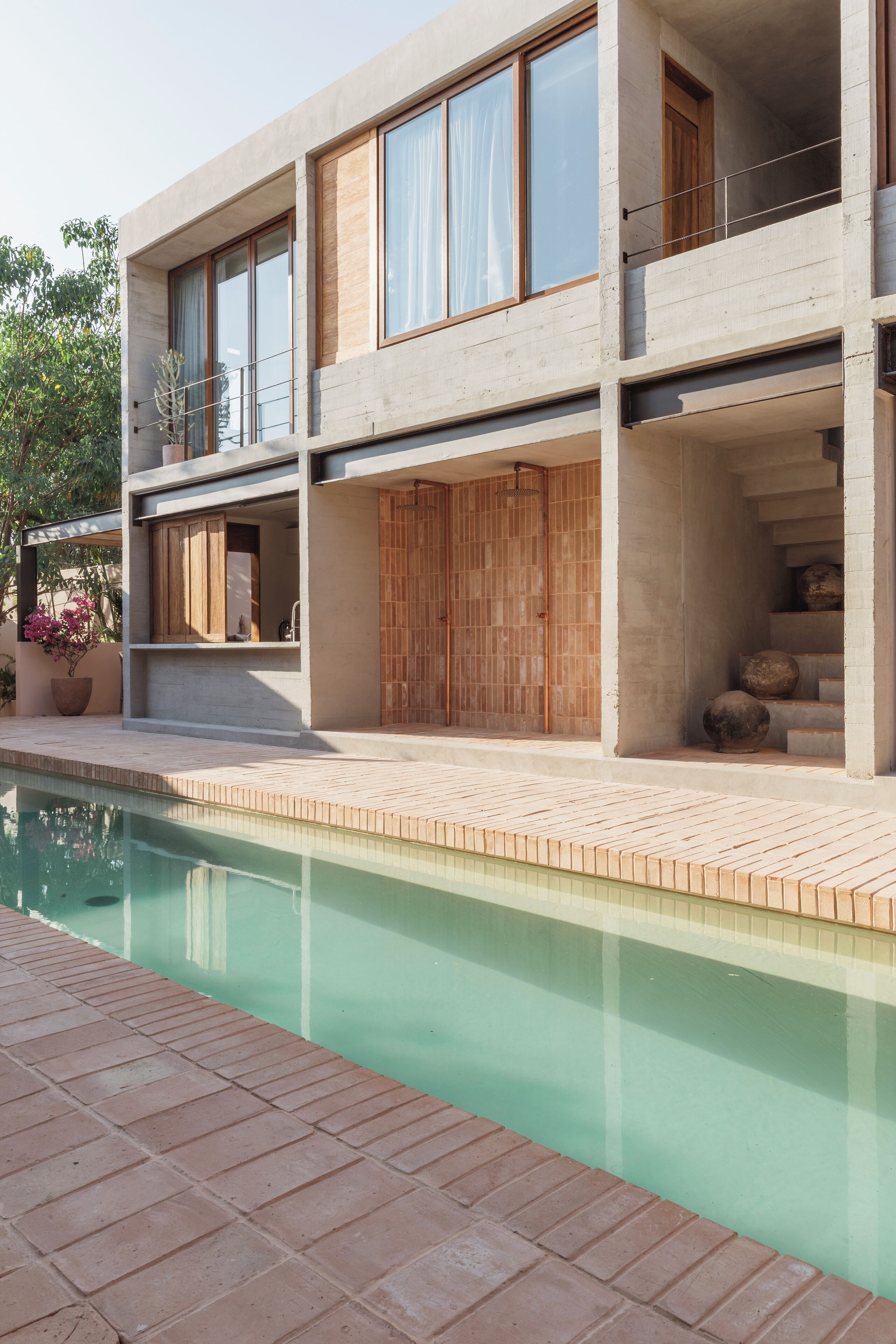 Piscine extérieure, parasols de plage, chaises longues
