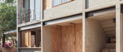 Utendørsbasseng, bassengparasoller og solsenger