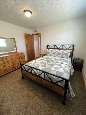 3 soverom, strykejern/-brett, wi-fi (inkludert) og sengetøy