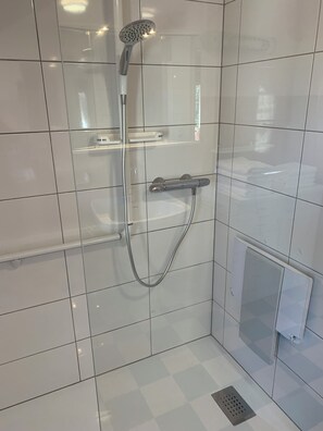 Dusche, Haartrockner, Handtücher, Toilettenpapier