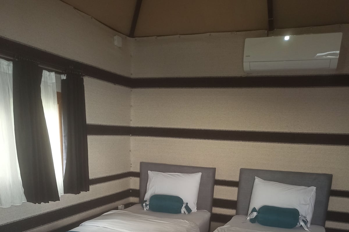 Classic Bungalow, Non Smoking, Lake View | 1 bedroom, minibar, laptop workspace, bed sheets