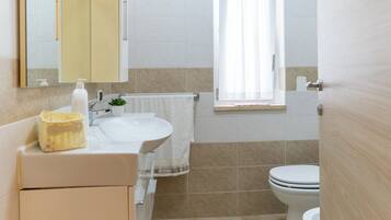 Villa, Balkon | Badezimmer