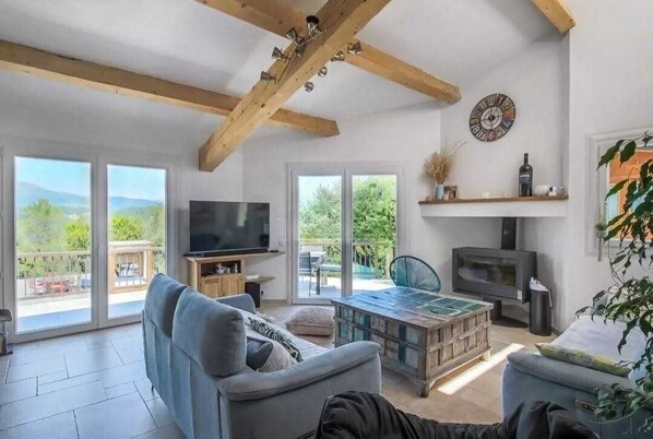 Fernseher, Kamin, Stereoanlage