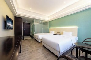 A hotel room with a bed, bedside table, and a TV on the wall. - Huace American Hotel (Shenzhen Longgang Shuanglong Subway Station) (Shenzhen)