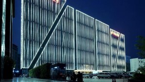 Un edificio moderno con líneas verticales y una entrada destacada.