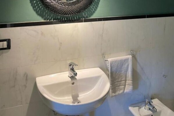 Bruser, hårtørrer, bidet, håndklæder