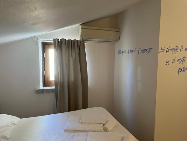 1 bedroom, WiFi, bed sheets - Comfortable double room 500 mt from the sea (Marina di Carrara)